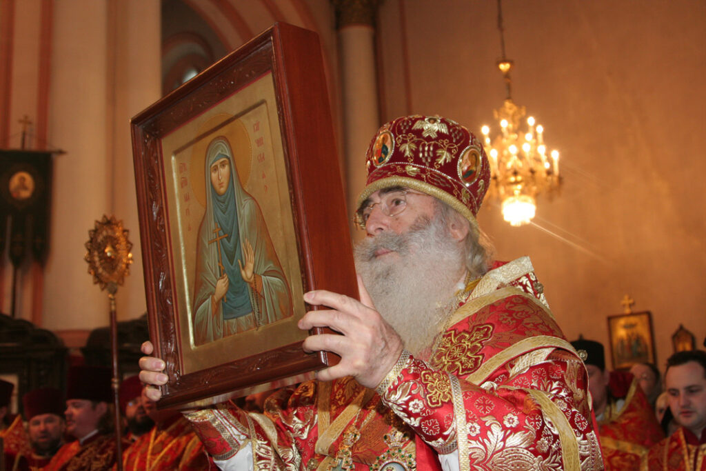 Митрополит Санкт-Петербургский и Ладожский Владимир благословляет молящихся иконой м. Марии в день её всенародного прославления
