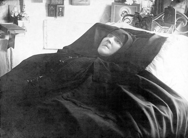 М. Мария в своей келье. Фото конца 1920-х гг.