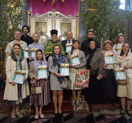 Митрополит Варсонофий вручил дипломы выпускникам катехизаторских курсов Казанского собора