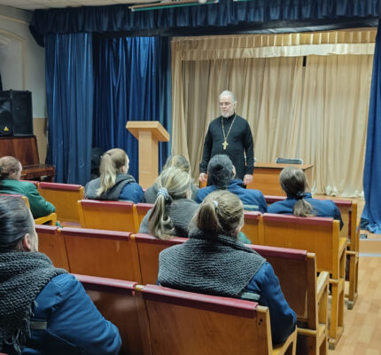 Слушатели катехизаторских курсов провели беседу с осужденными
